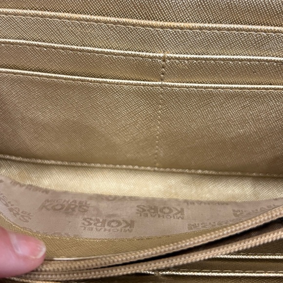 Michael Kors Jet Set Large Metallic Logo Continental Wallet. - Picture 9 of 11